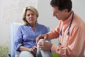 Knee, semiology elderly person