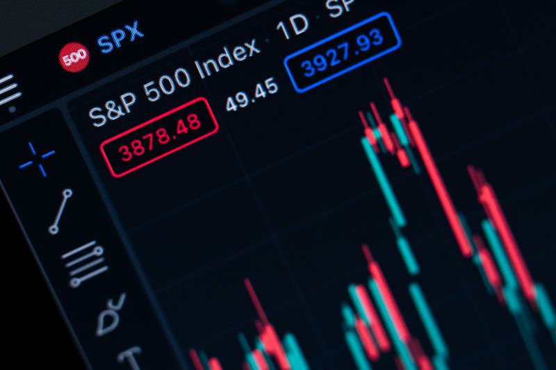 The logo of the American S&P 500 index and a candlestick chart can be seen in Trading View on the monitor of a computer in an office.