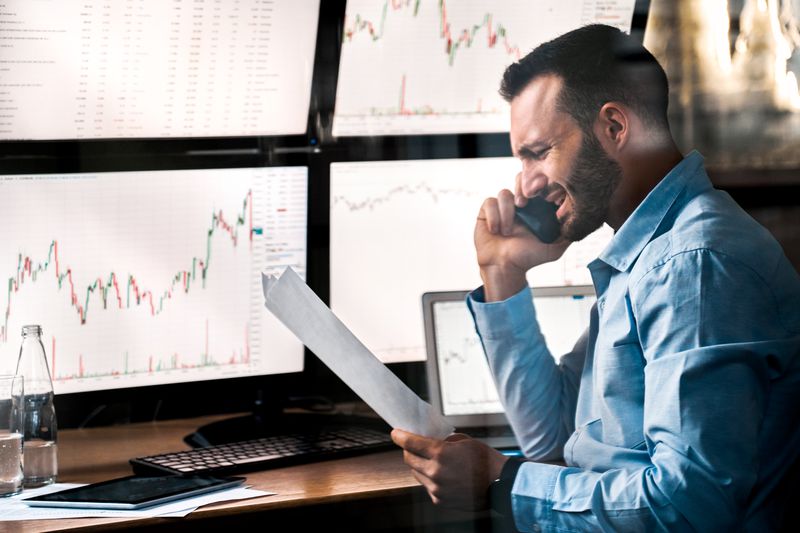An analyst speaks to a trader on the phone to them about a momentum reversal they have noticed on a stock that the fund holds.
