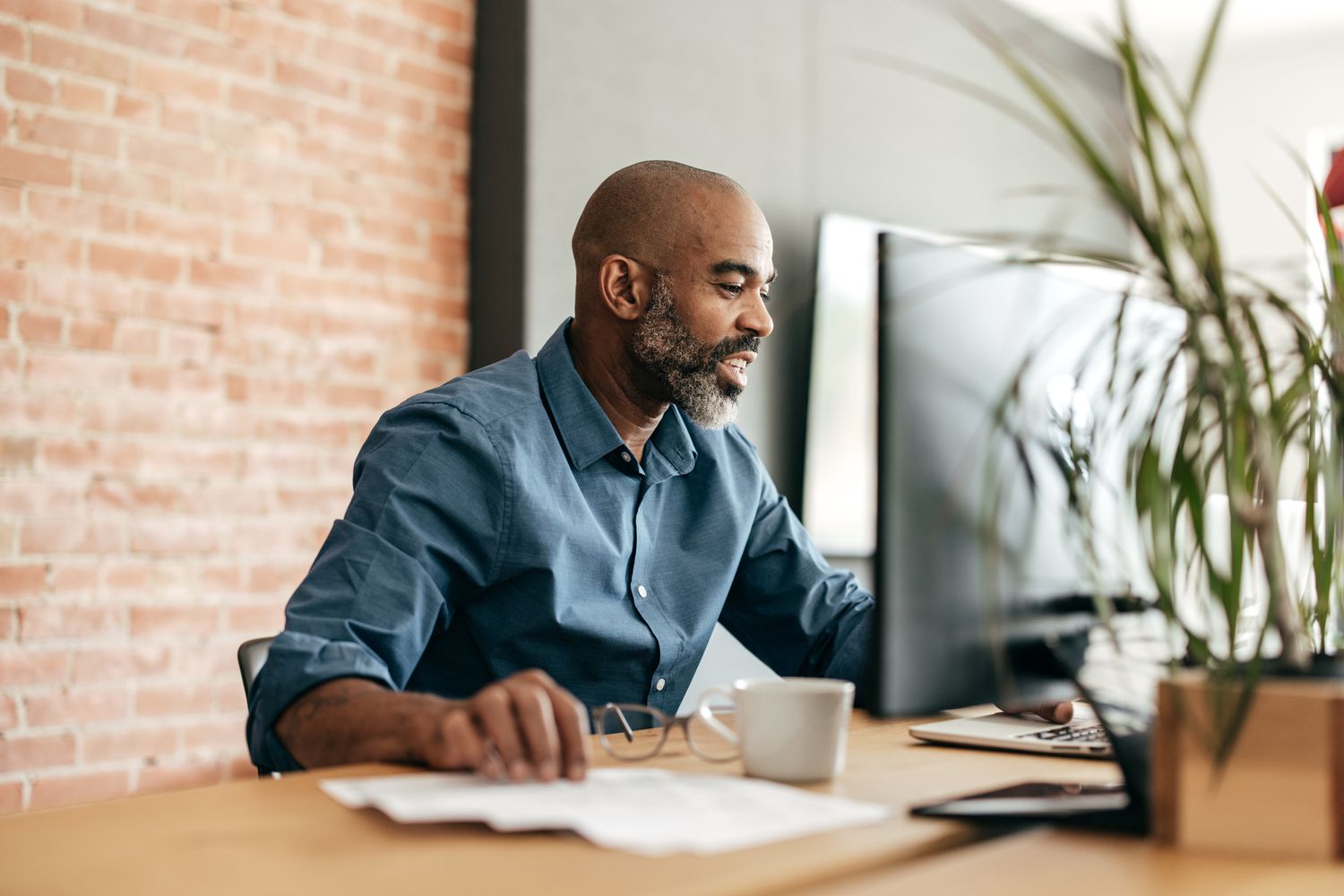 A mutual fund shareholder uses a computer to withdraw money from their fund account.