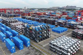 A batch of vehicles is being exported by means of frame transport