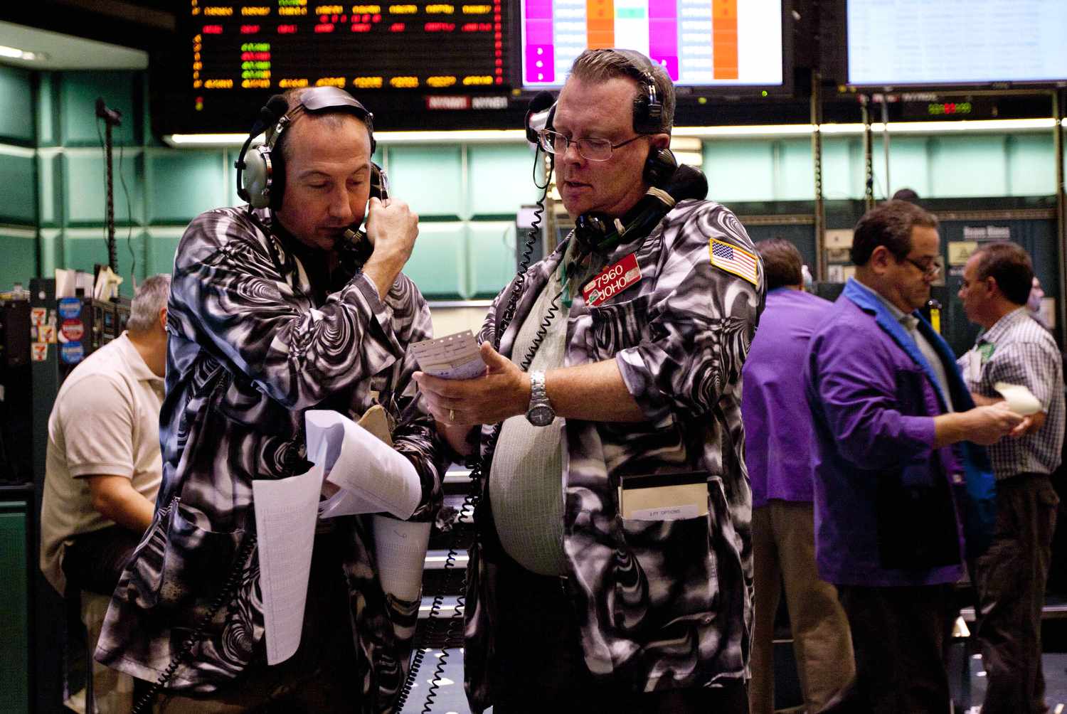 Gold Traders looking at gold prices