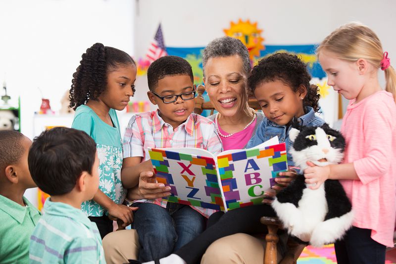 Kindergarten teacher reading to class