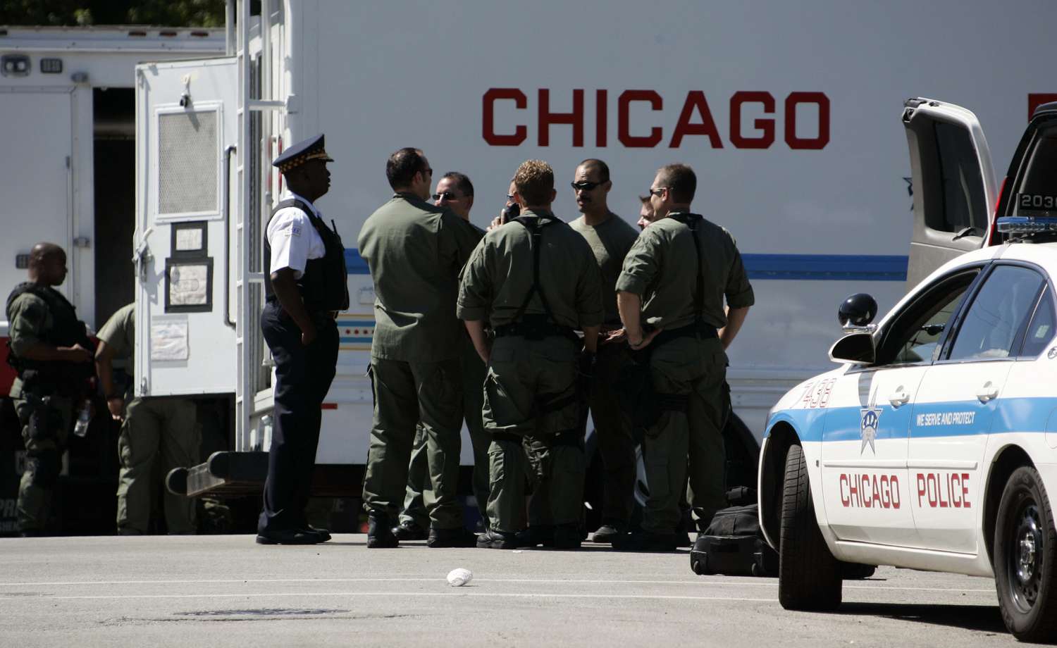 Chicago police confer during a standoff with a bank robber 30 August 2007. Police searched the bank in Chicago's North Side where a gunman reportedly took hostages. 