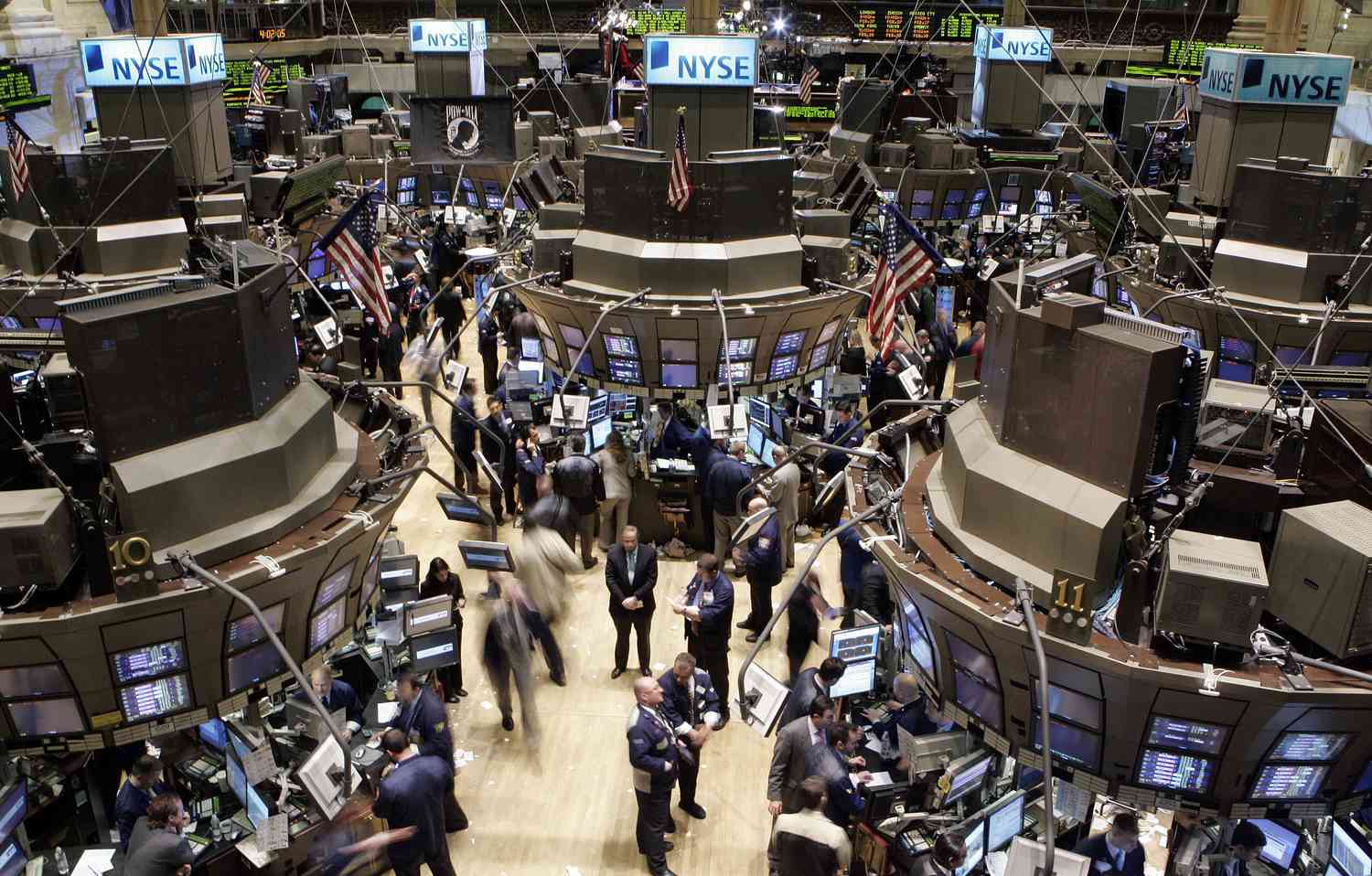 Traders moving around the NYSE trading floor in a flurry of activity