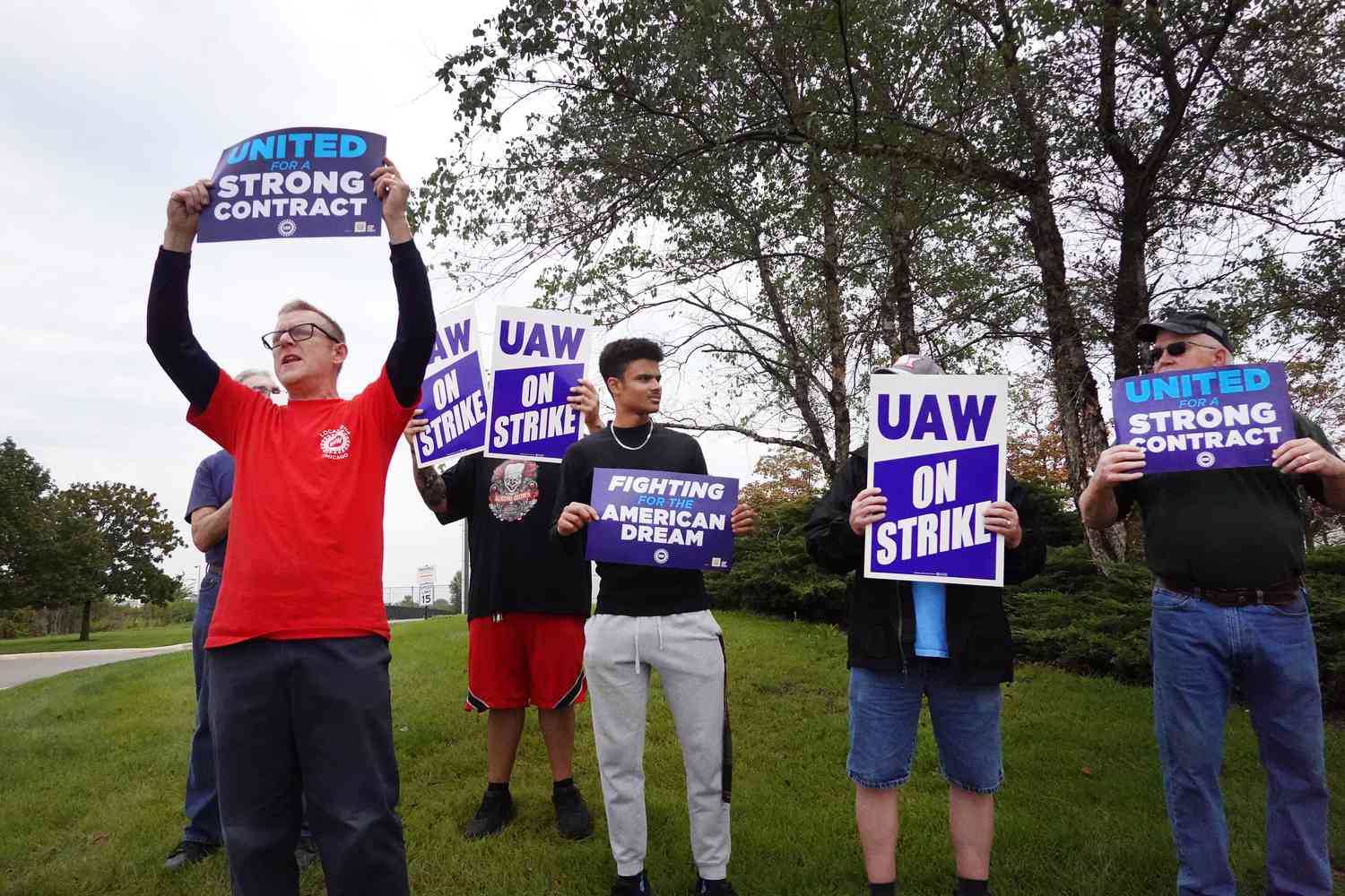 UAW workers picket outside of the General Motors (GM) parts facility on September 22, 2023 in Bolingbrook, Illinois.