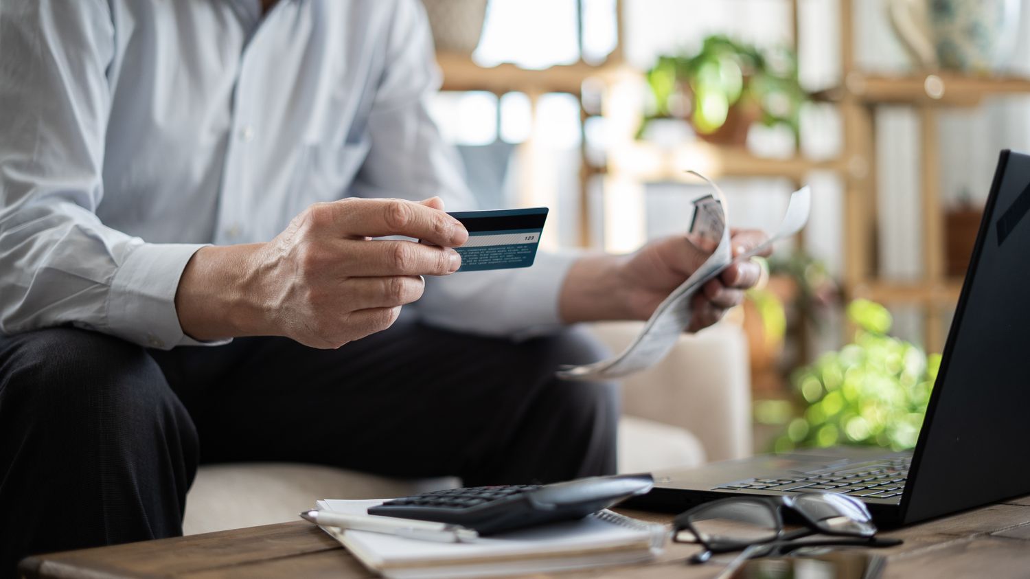 Man pays bill with credit card.