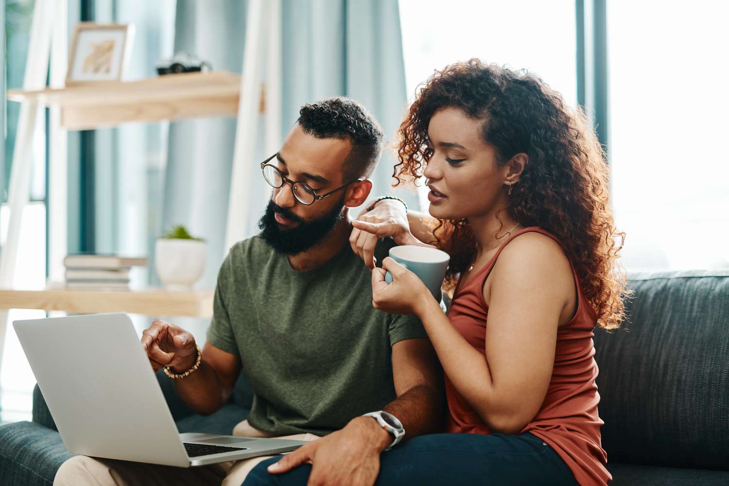 Couple look at today's mortgage rates by state on May 30, 2025 
