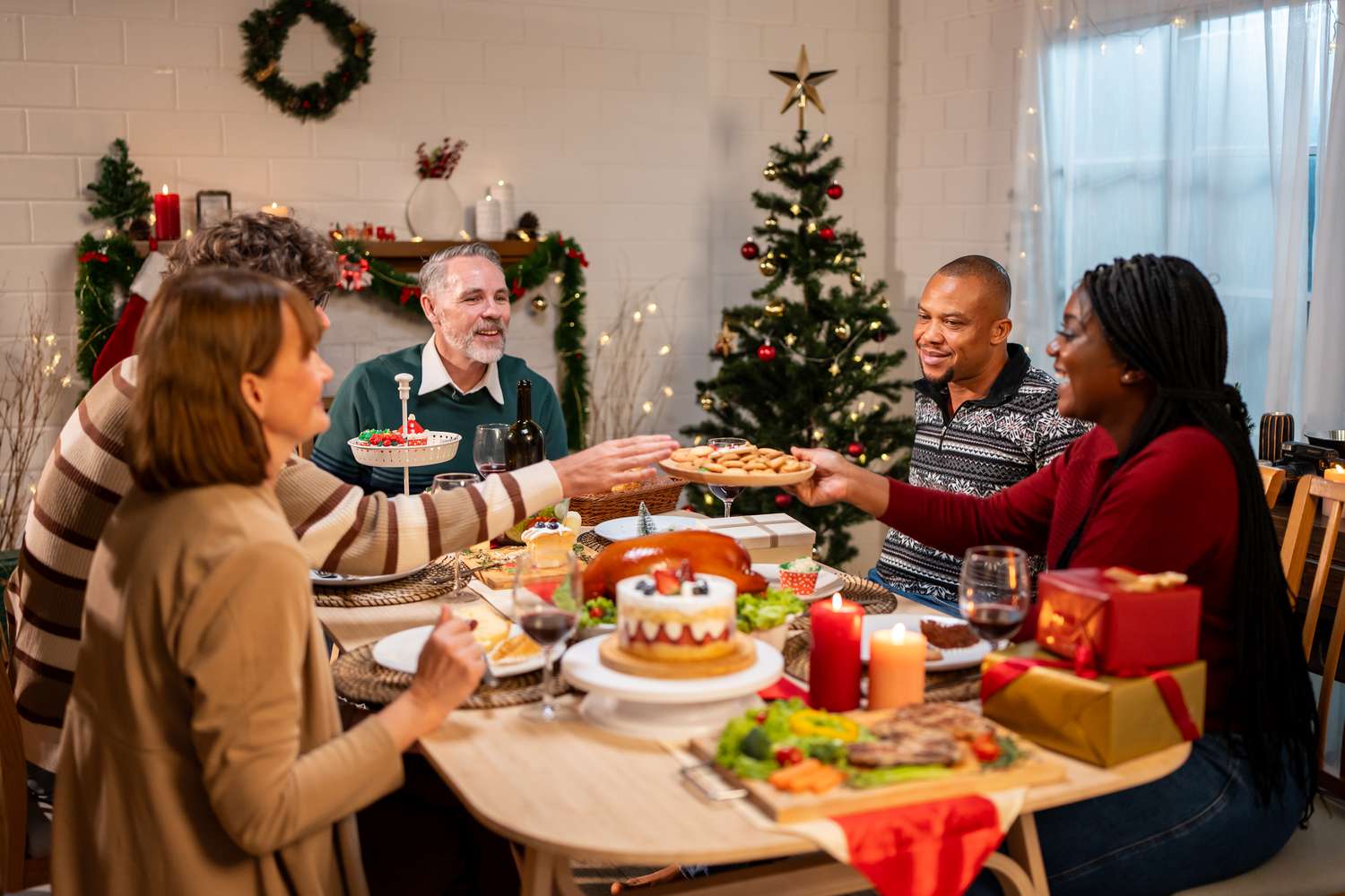 Family enjoying a Thanksgiving dinner.