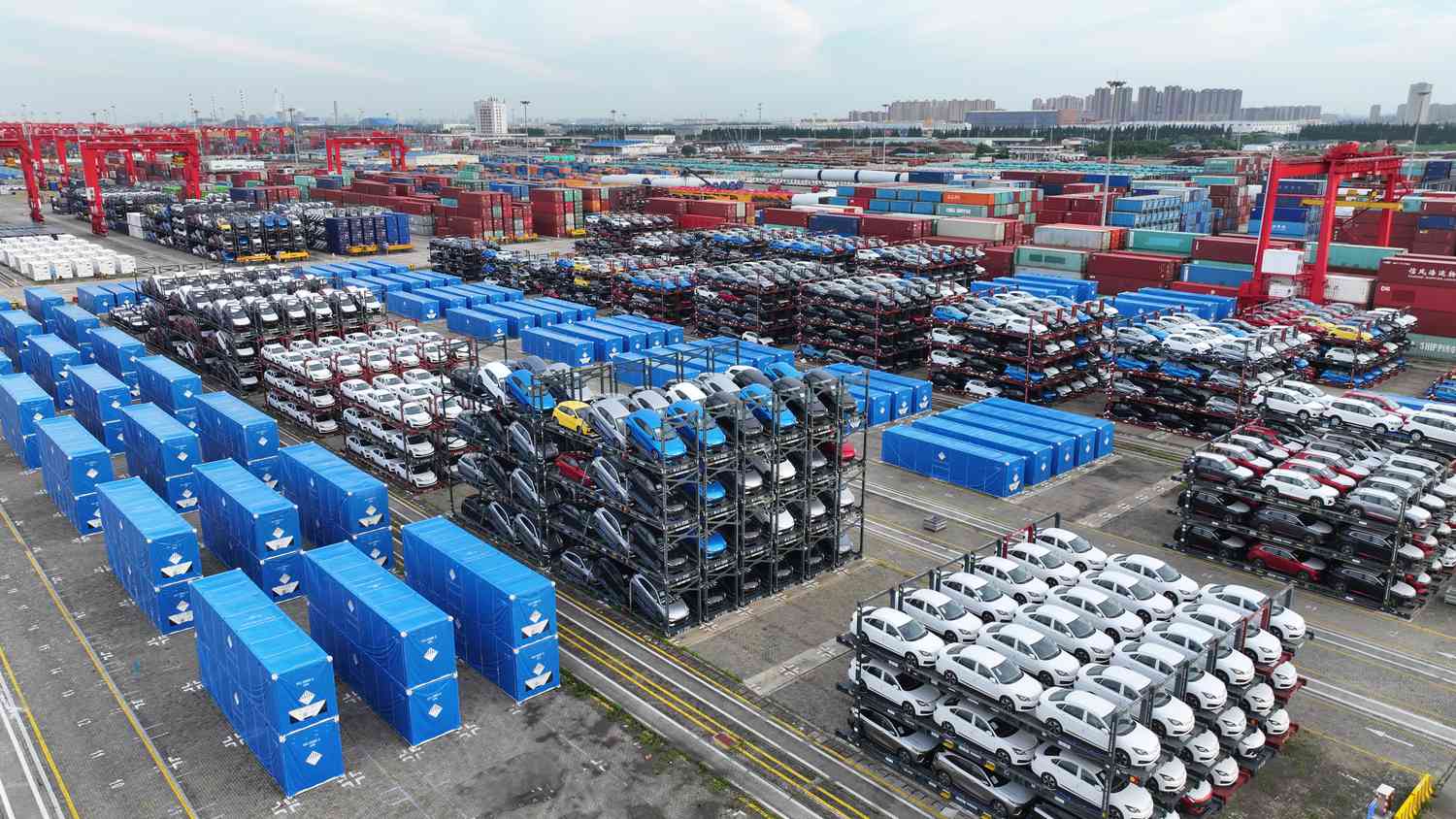 A batch of vehicles is being exported by means of frame transport