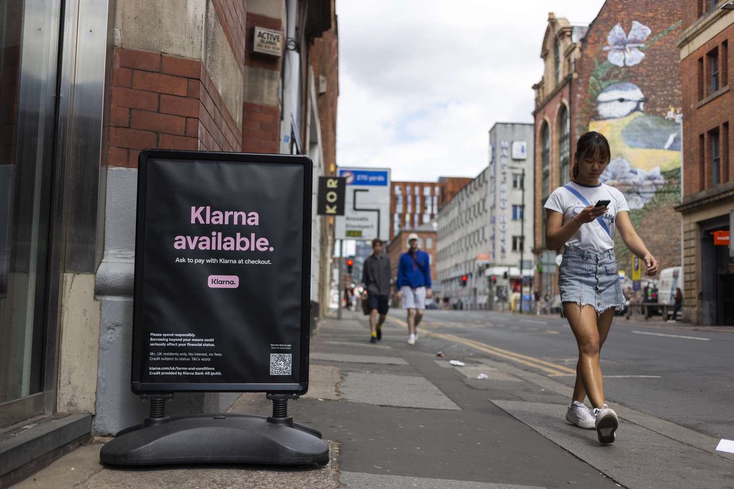 A store advertises that is offers Klarna.