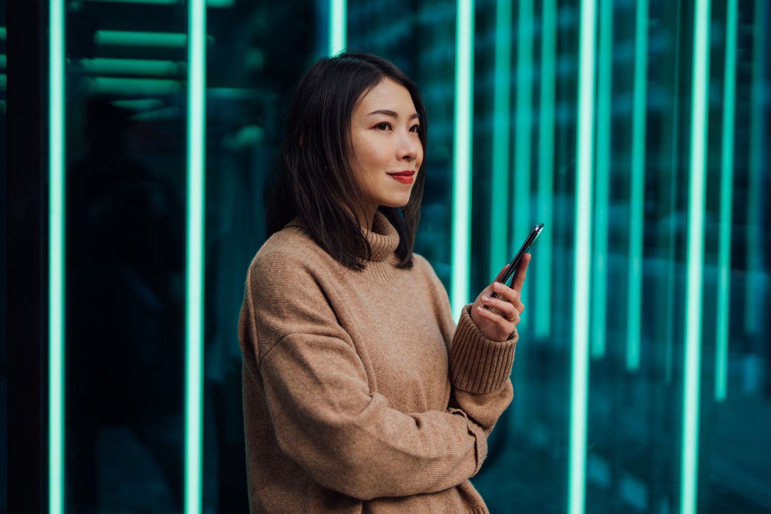 Woman holding a smart phone.