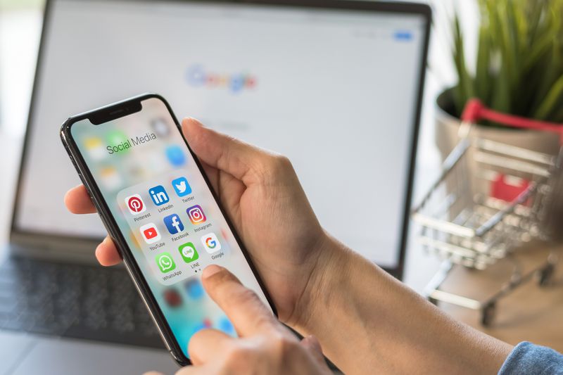 Social media app for digital marketing e-commerce on smartphone mobile online applicatiion via multi-channel, cross-channel internet technology
