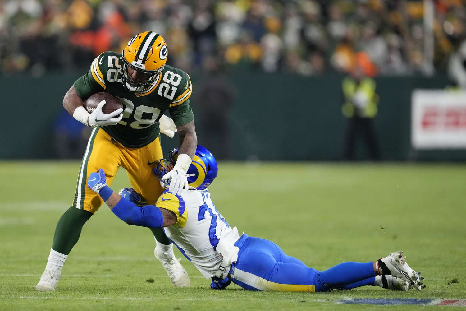 Los Angeles Rams player tackling a Greenbay Packers player.
