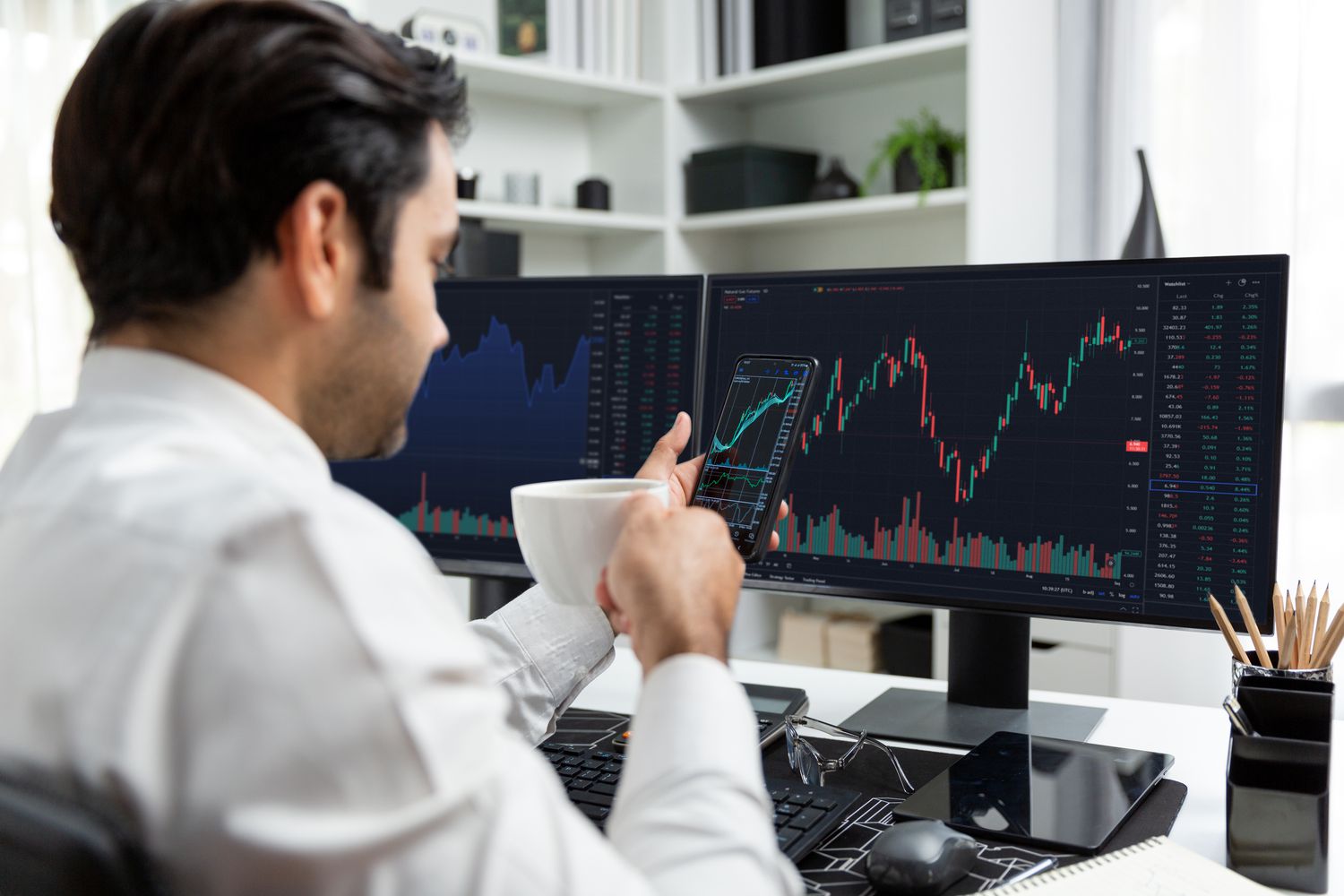 A day trader watchs a computer screen displaying a chart as they determine the top price for a stock to time their trade.