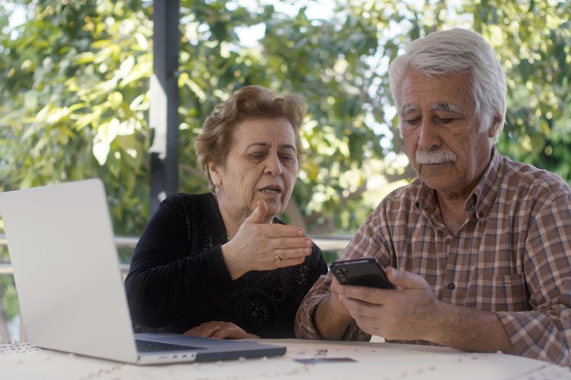 Older worried couple with computer
