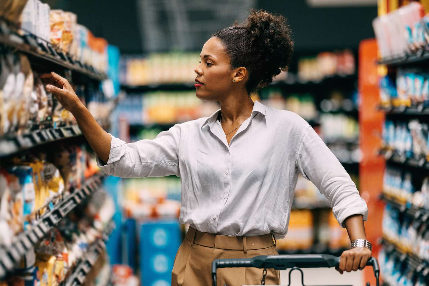 A woman in a grocery store aisle