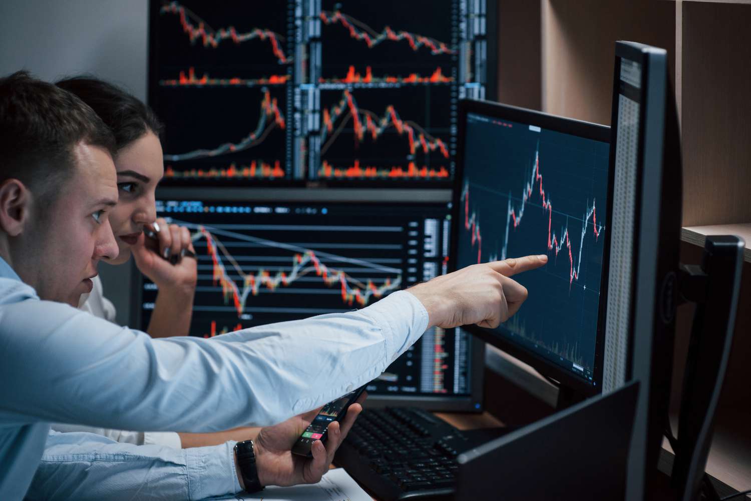Two stock traders having a conversation about the market analysis
