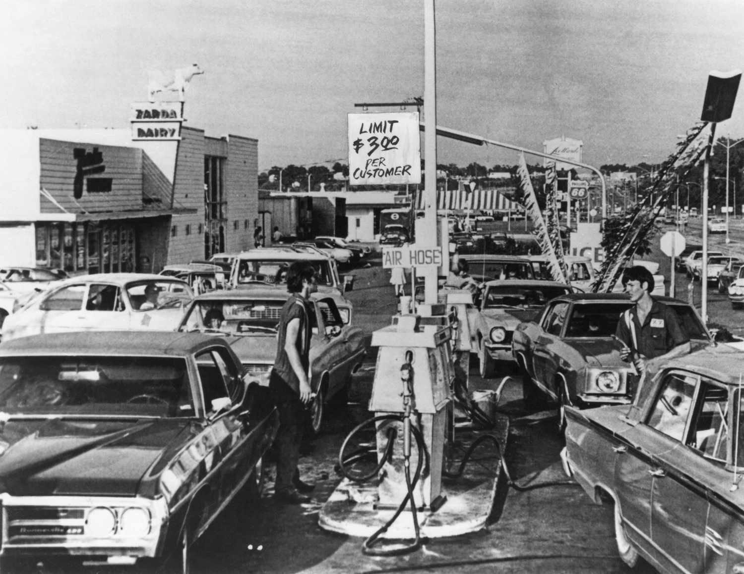 Drivers queue for fuel at a US petrol station, during the worldwide fuel shortages caused by the oil embargo imposed by the Organization of Arab Petroleum Exporting Countries (OAPEC), circa 1974.