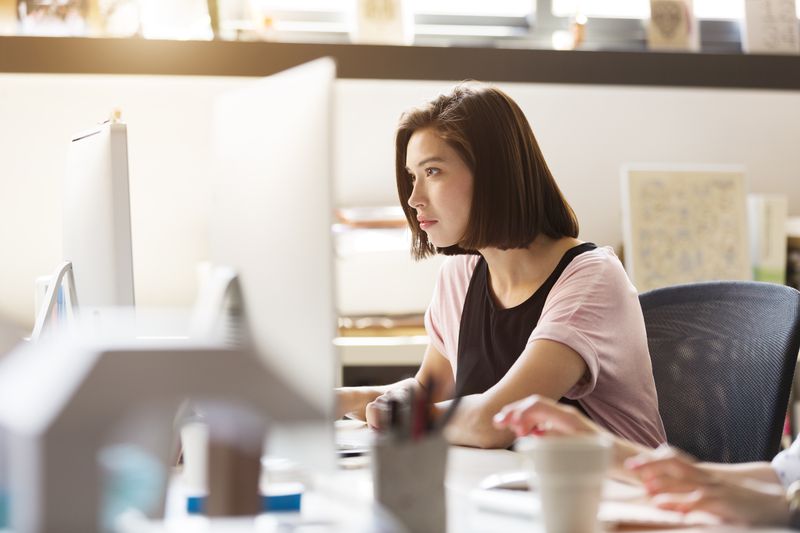Woman reading about the Federal Direct Loan Program on her computer