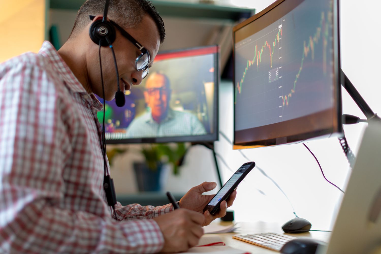 Two traders talking on video call to discuss the trading of spread option contracts.