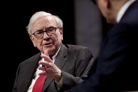 Warren Buffett, chairman of Berkshire Hathaway Inc., left, speaks to David Rubenstein, co-founder and managing director of the Carlyle Group, during the Economic Club of Washington dinner event in Washington, D.C., U.S., on Tuesday, June 5, 2012.