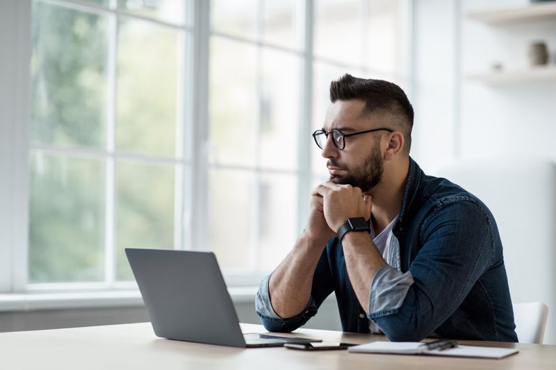 A man reviewing the best options trading courses