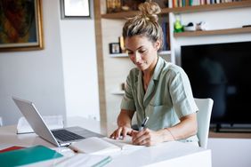 Woman reviewing the best technical analysis courses