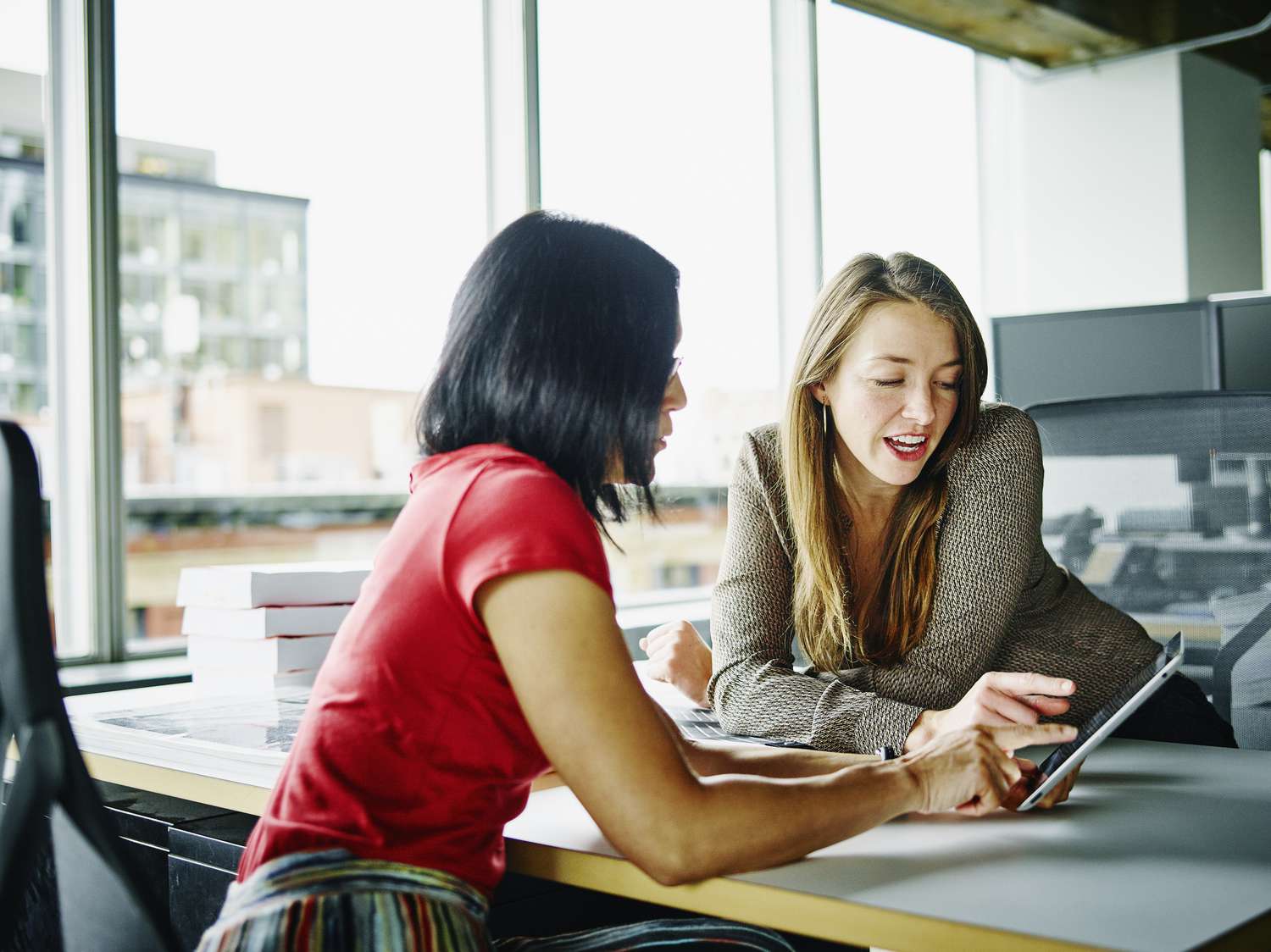 Financial advisor talks to her client about the 5 steps she can take to secure a mortgage