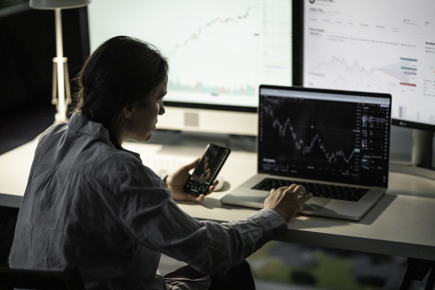 A worried investor hurries to sell shares in a company after seeing the stock take a sudden and sharp downturn on their computer.