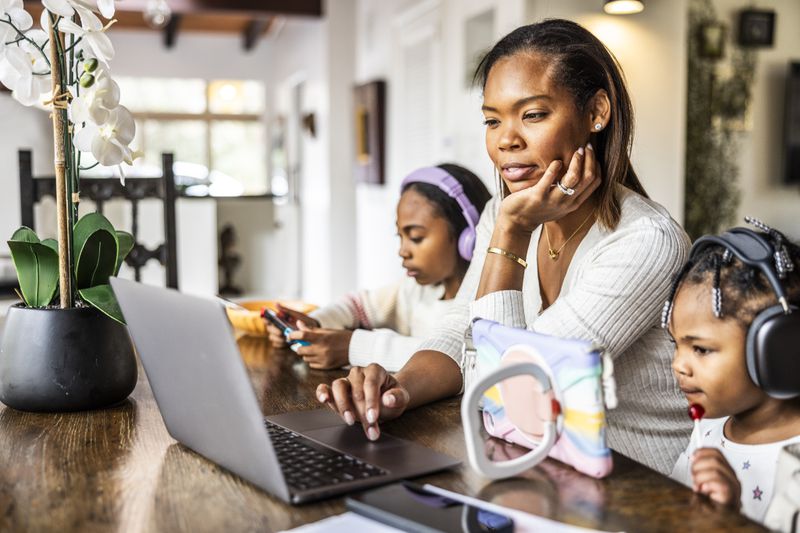 Mother with daughters in front of a computer