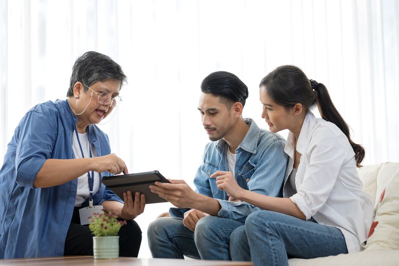 A couple getting advisor from insurance agent about guaranteed issue life insurance.