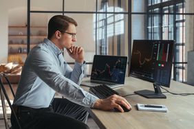An investor researching the best MetaTrader platforms while researching forex.