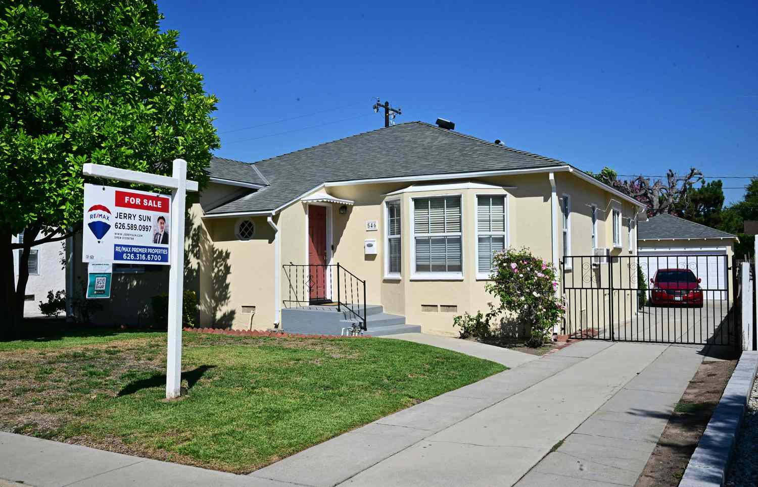A For Sale sign is posted in front of a home for sale in San Marino, California on September 6, 2023. With US mortgage rates rising to 15-year highs hovering around 7.2% to start the post-Labor Day period, the difference between new 30-year home loan rates and on all outstanding US mortgage debt has not been this wide since the 1980s. 
