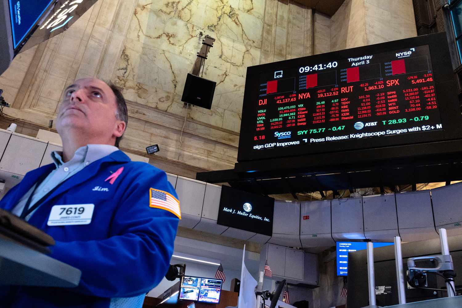 raders work on the floor of the New York Stock Exchange during morning trading on April 03, 2025 in New York City. 
