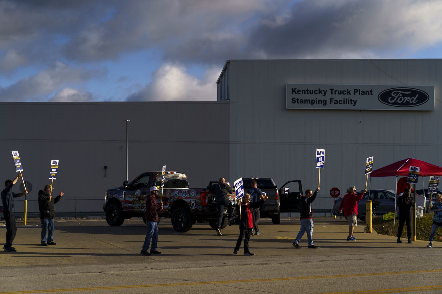 UAW union members form a picket line outside the Ford Motor Co. Kentucky Truck Plant 