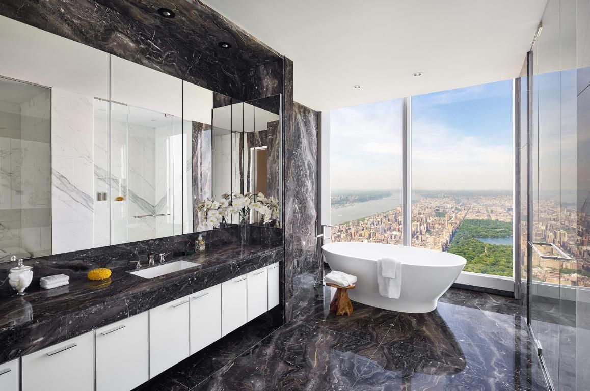 A Manhattan bathroom, with a view. 