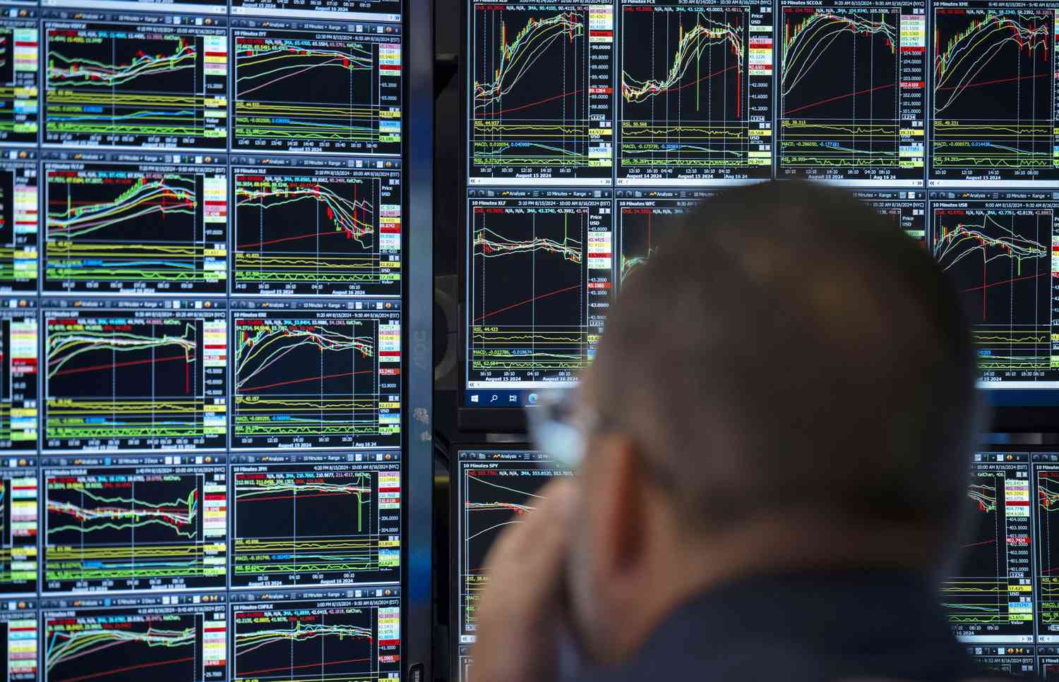 Trader work the floor of the New York Stock Exchange