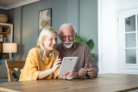 Younger woman and older man with a tablet