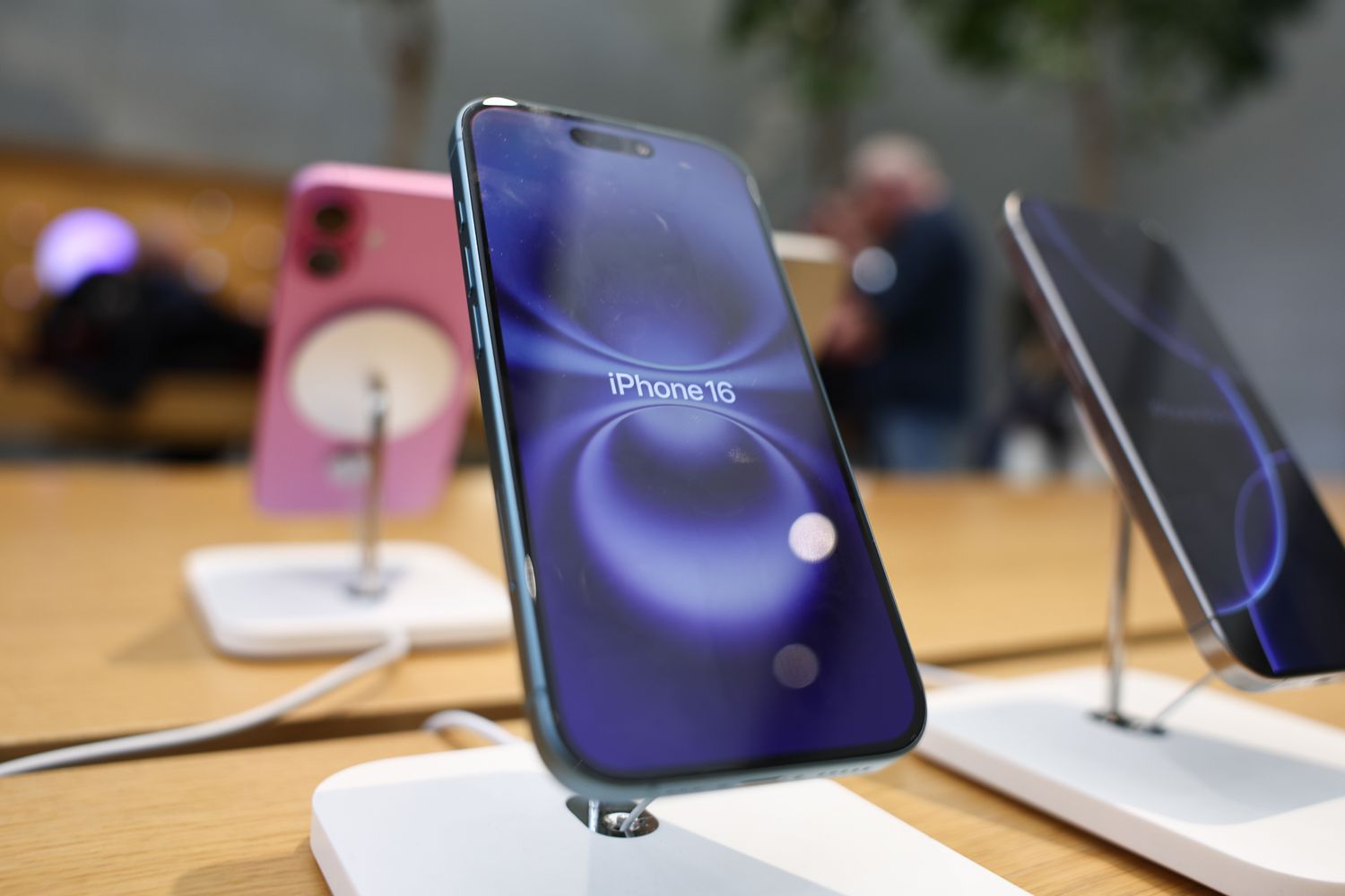 iPhone 16 in Apple Store