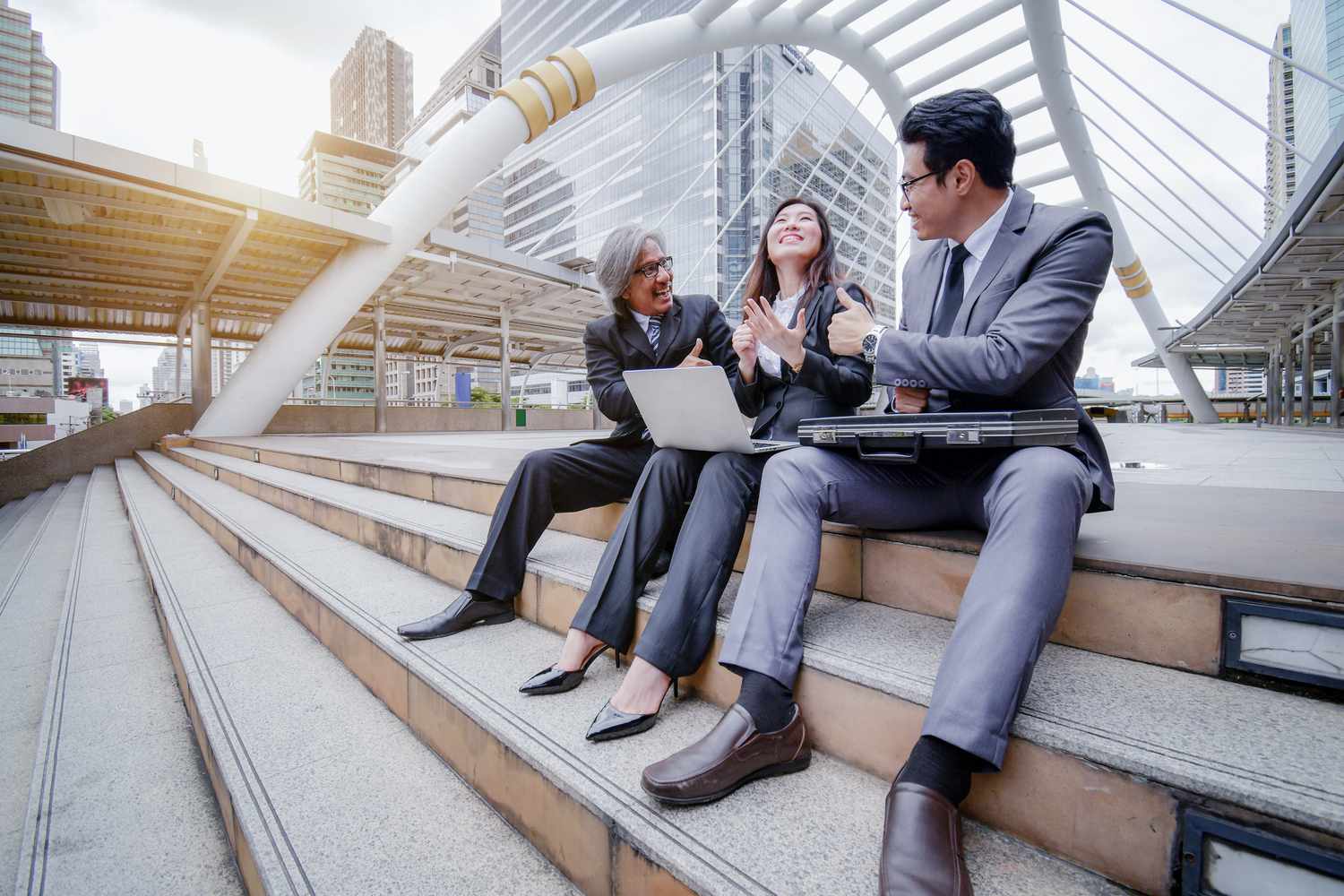 senior manager talks to the employee of the company