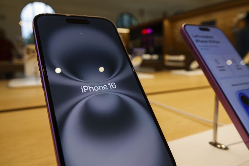Apple iPhone 16 display