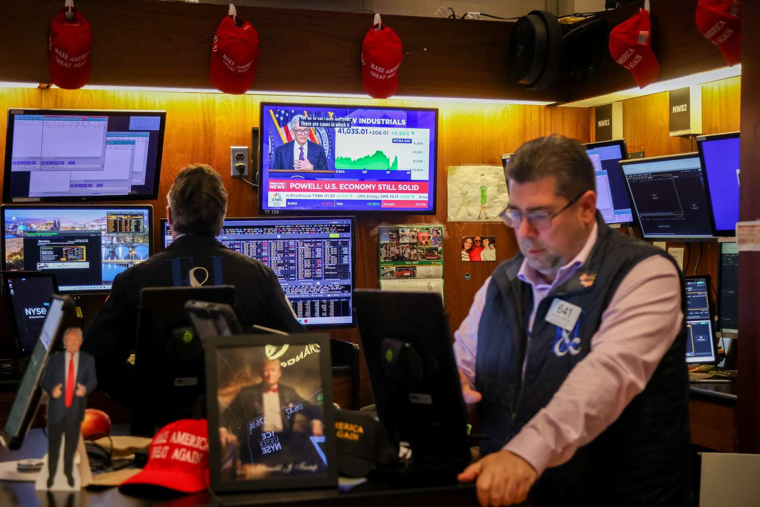 Television stations broadcast Jerome Powell, chairman of the US Federal Reserve, speaking after a Federal Open Market Committee (FOMC) meeting on the floor of the New York Stock Exchange (NYSE) in New York, US, on Wednesday, May 7, 2025. 