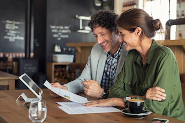Investor meeting at a cafe