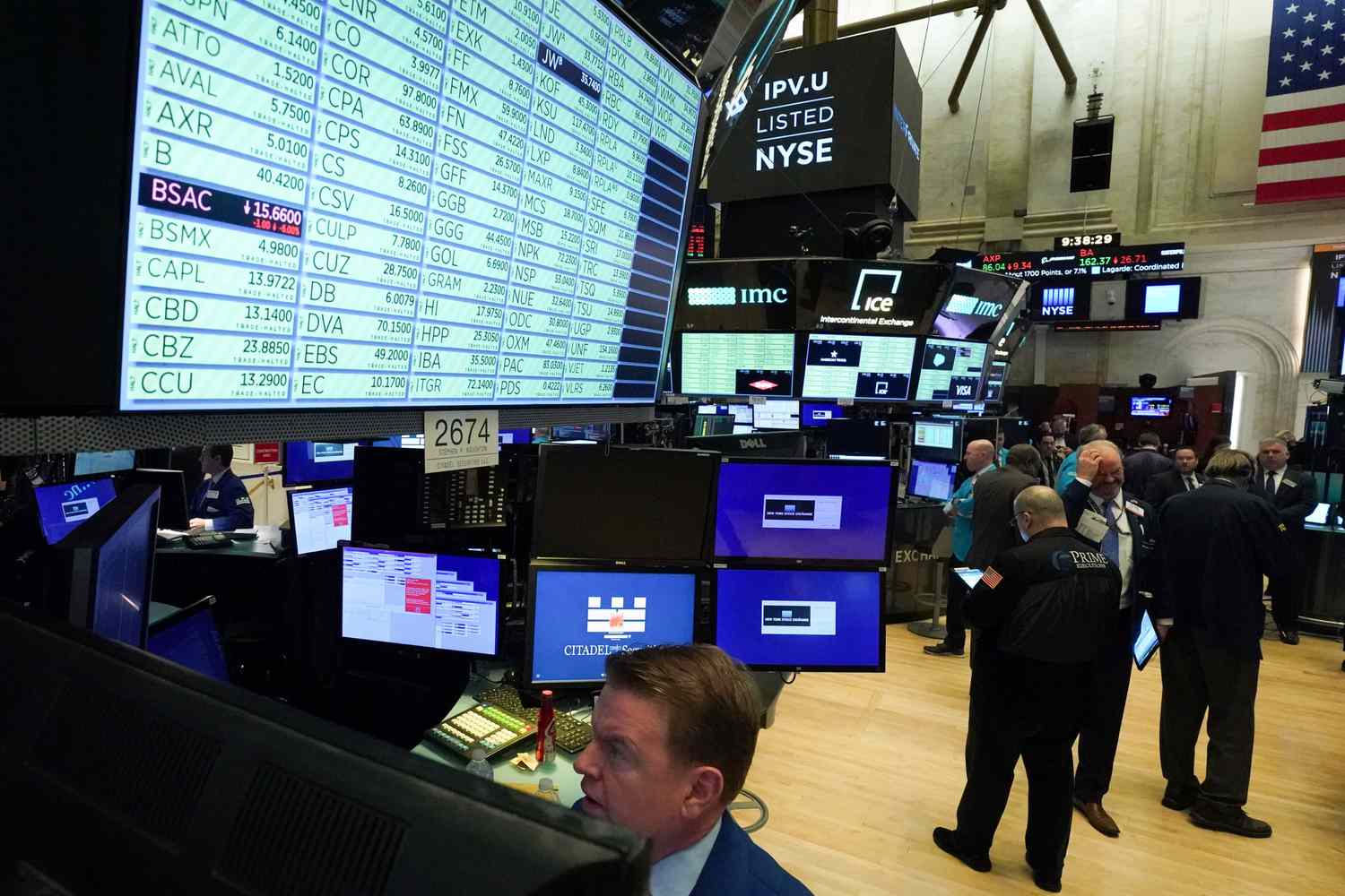Traders on the trading floor of theDow Jones Industrial Average