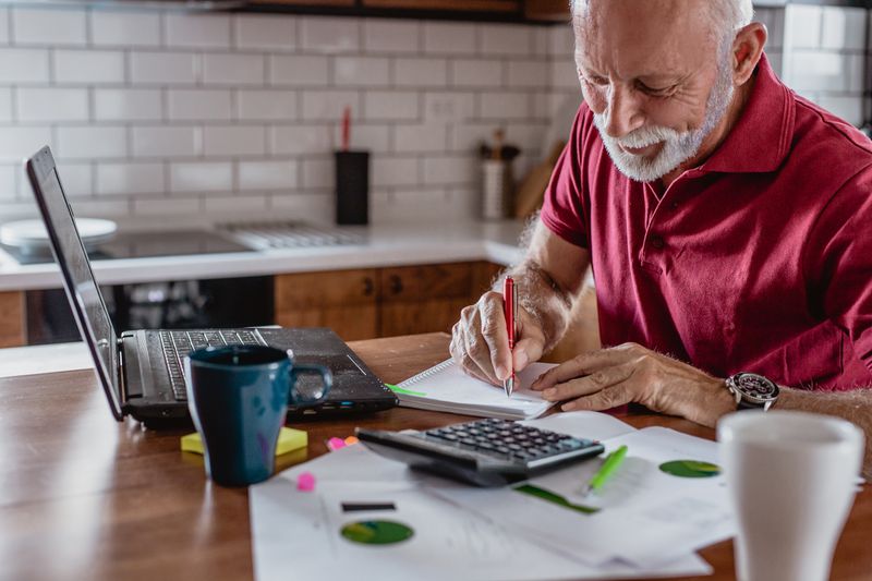 Homeowner uses calculator to work out the amount of payment on $500,000 home equity loan.