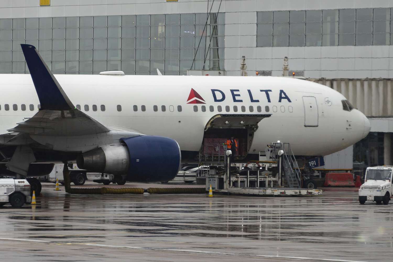 A Delta Air Lines Boeing 767-300 at an airport gate