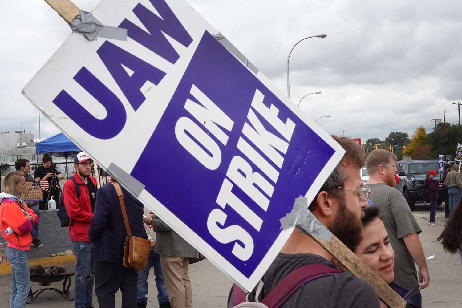 UAW workers picket outside of Ford's Wayne Assembly Plant on September 26, 2023.