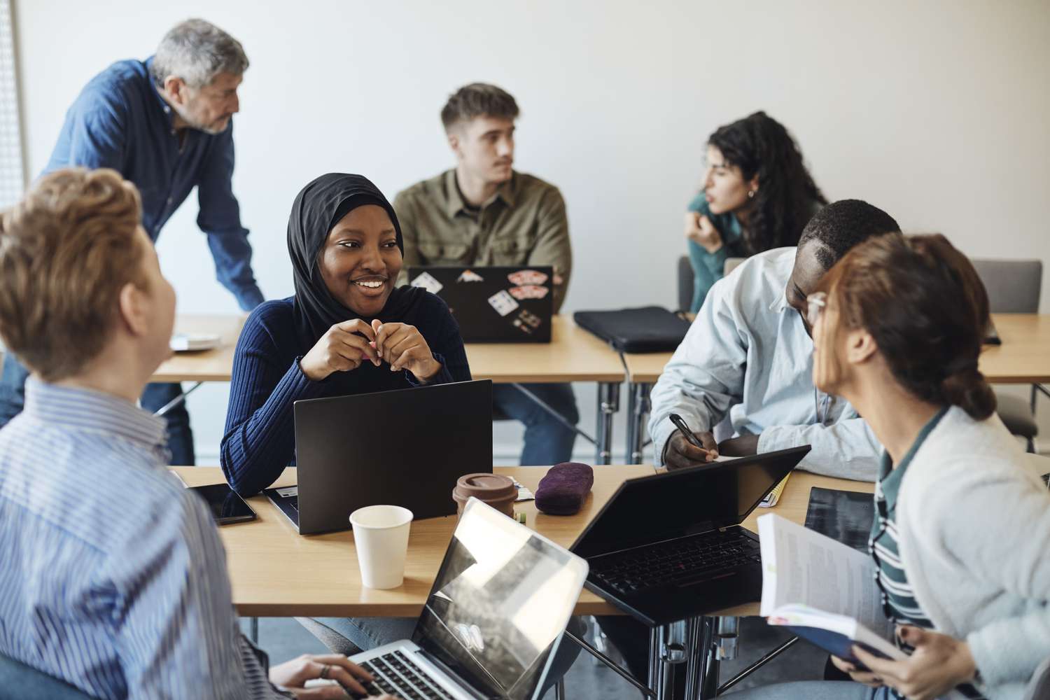 College students work in a group.