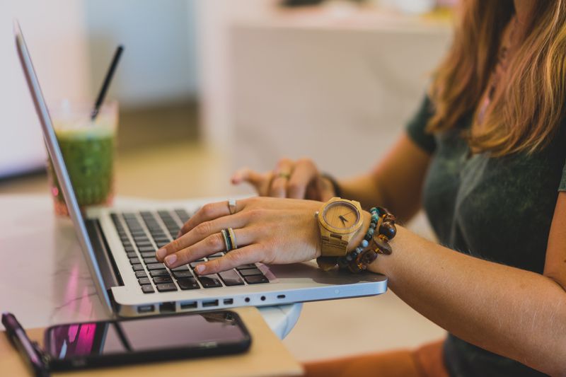 Young woman using a laptop in a coffee shop.